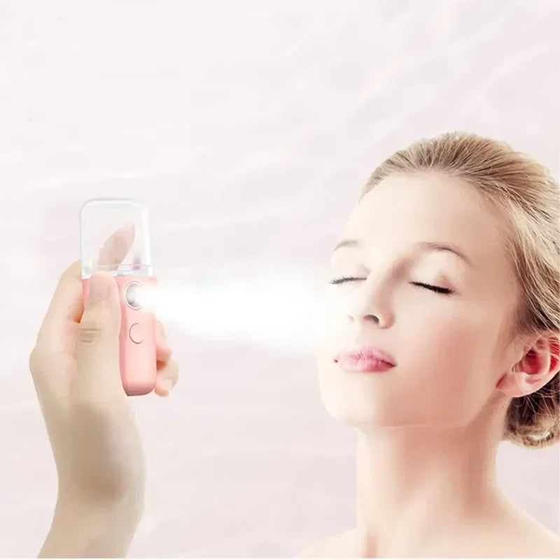 Nano Facial Hydrator Sprayer – Mini Rechargeable Face Steamer & Humidifier pour Soins de Peau & Beauté